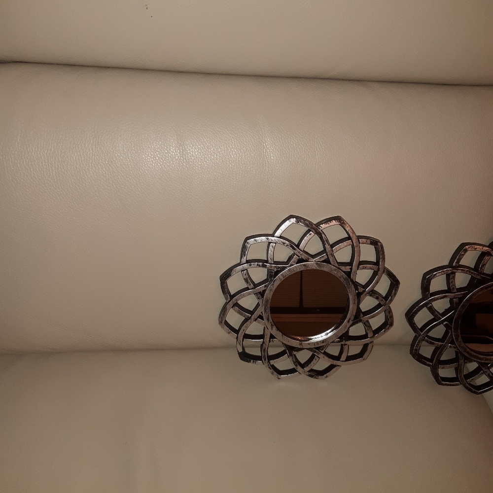 2 decorative mirrors